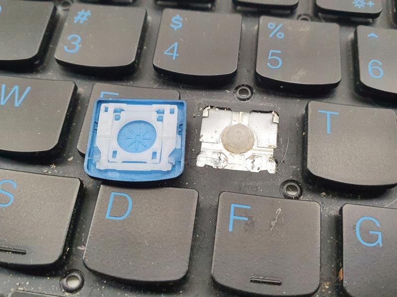 Przyczyny odpadania klawiszy w laptopie