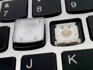 Jak łatwo włożyć klawisz w laptopie Lenovo? Praktyczny poradnik