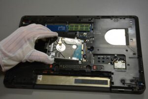 Efektywny przewodnik: jak wymienić dysk twardy w laptopie Dell krok po kroku